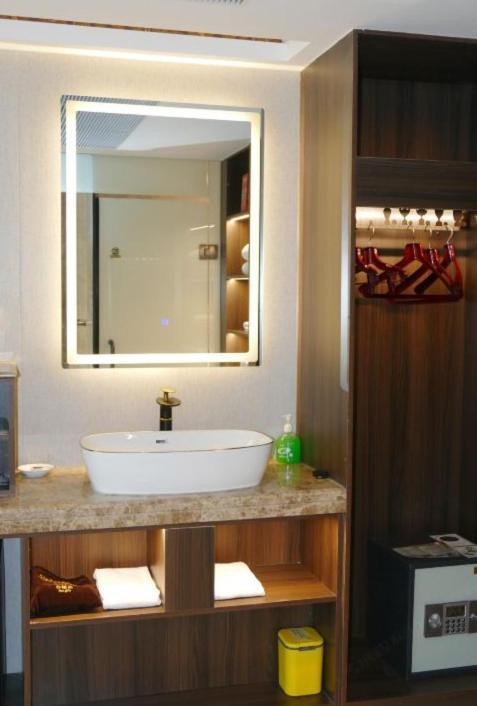Jinan Yuquan Simpson Hotel Bagian luar foto